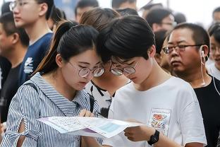 猛！当年C罗被马竞球员铲倒后，立刻起身示意：小意思，再来啊！